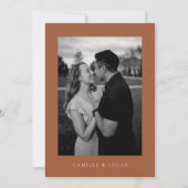 Terracottaミニマル文字と写真日付を保存 招待状 (裏面)