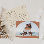 Terracotta写真結婚式Save the Date Calendar 案内ポストカード<br><div class="desc">このテラコッタ写真の結婚式は、日付カレンダーの発表はがきを保存する素朴な結婚のに最適だ。このデザインは、あなたのイベントを補完するためにテラコッタの背景に美しい書道フォントを備えている。</div>