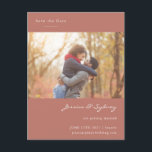 Terracotta婚約したカップルの写真の日付を保存 ポストカード<br><div class="desc">この美しい日付はがきを保存する写真、ミニマルな構成とテラコッタのスタイリッシュタイポグラフィを備えている。</div>