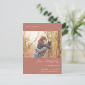 Terracotta婚約したカップルの写真の日付を保存 ポストカード (スタンド正面)