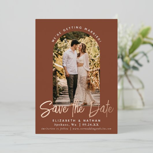 Terracotta日付のスクリプトのスタイリッシュ写真を保存 箔招待状 (立ち正面)