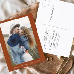 Terracotta日付を保存はがきBoho写真 ポストカード<br><div class="desc">Boho Terracotta結婚正面に写真のある日付カードを保存する。Save the Dateカードには手で書いたモダン草書タイポグラフィが含まれエレガント、シンプルとミニマルモダンムな結婚式の日のお祝いの後に使用すシンプルる。</div>