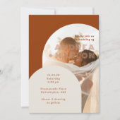 Terracotta Arch Groovyレトロ結婚のフォトオーバーレイ 招待状 (正面)