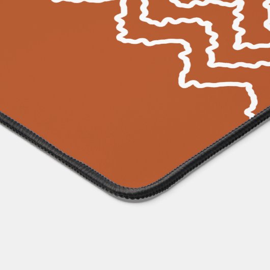 Terracotta Brown Squiggly Chevron Zigzag Pattern デスクマット (コーナー)