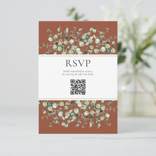 Terracotta Eucalyptus QR Code Wedding RSVP  エンクロージャーカード (スタンド正面)