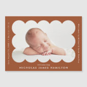 Terracotta Scalloped Photo Birth Announcement (正面)