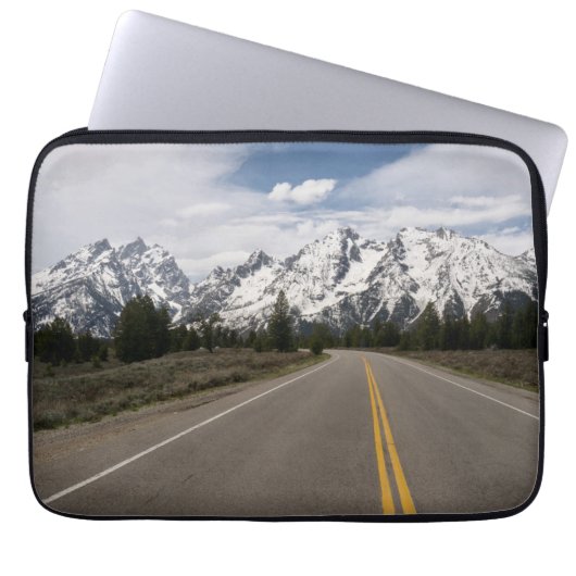 Tetonの山地への道 ラップトップスリーブ (正面)