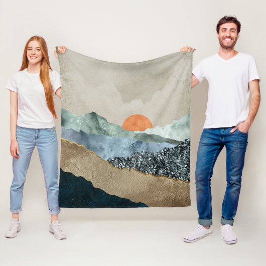 Textured Mountain Layers with Sunset Glow フリースブランケット (インサイチュ)