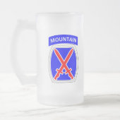 TFの嵐によって曇らされるマグ フロストグラスビールジョッキ (左)