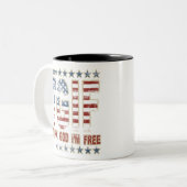 TGIFは私によってが自由である神を感謝していしています ツートーンマグカップ (正面左)