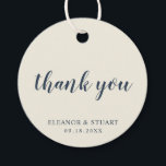 Thank You シンプル無地の Colorアイボリー結婚s フェイバータグ<br><div class="desc">基本的な色無地の結婚式の引き出物ラベルとメッセージ付きミニマルのデザインを持つ基本的な色のフォントです感謝してい。アイボリーの背景には、ネイビーエレガントブルースクリプトで「あなた」と表示され、セリフフォントで自分の名前と日付が表示されます。フォントと背景色は任意の色に変更できる。これらのシンプルラベルは、ミニマルなカップルに最適であり、あなたの好意に個人的なtouchを追加する。</div>