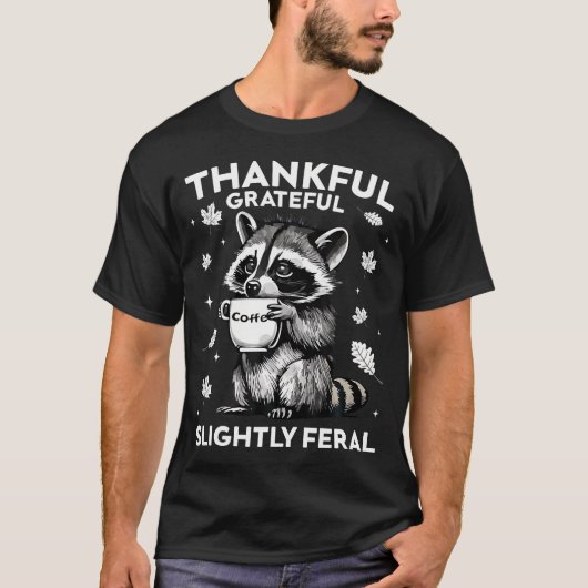 Thankful Grateful Slightly Feral Funny Raccoon Aut Tシャツ (正面)