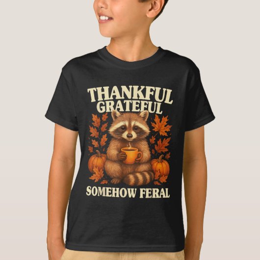 Thankful Grateful Somehow Feral Funny Raccoon Autu Tシャツ (正面)