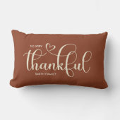 Thankful Personalized Family Name Brown ランバークッション (正面)