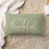 Thankful Personalized Family Name Sage Green ランバークッション (ブランケット)