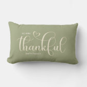 Thankful Personalized Family Name Sage Green ランバークッション (正面)