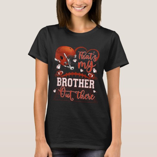 That's My Brother Out There Funny Football Sister Tシャツ (正面)