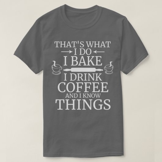 Thatx27おもしろいs私はコーヒーとKを飲む飲み物を焼く Tシャツ (デザイン正面)