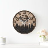 The Adventure Begins Rustic Mountain Cabin ラージ壁時計 (ホーム)