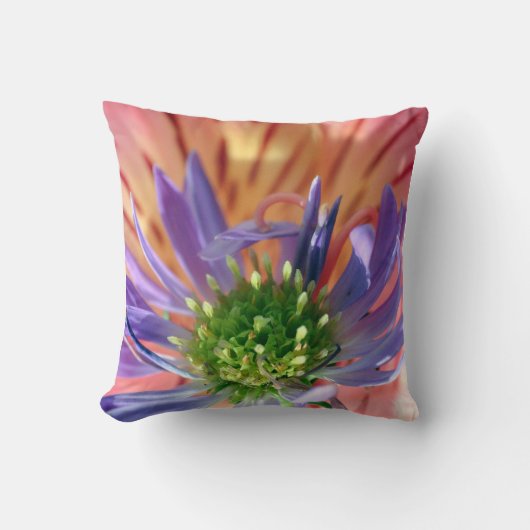 The Awakening Flower Throw Pillow クッション (正面)
