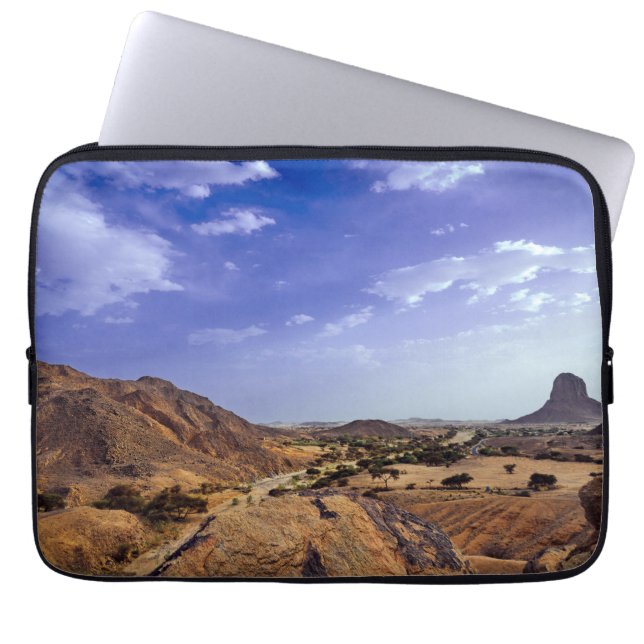 The charming beauty of desert nature under a blue  ラップトップスリーブ (正面)