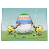 The chickens paint a beautiful Easter egg ラージペーパーバッグ (正面)