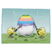 The chickens paint a beautiful Easter egg ラージペーパーバッグ (裏面)