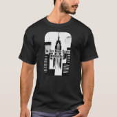 The City Never Sleeps Hustle Skyline Design Tシャツ (正面)