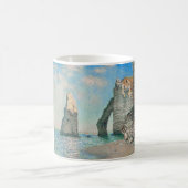The Cliffs at Etretat 1885 by Claude Monet コーヒーマグカップ (中央)