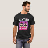 The Cool Twins Just Showed Up Sarcastic Twin Humor Tシャツ (正面フル)