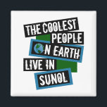 The Coolest People on Earth Live in Sunol マグネット<br><div class="desc">This design features bold, layered text with the phrase "The Coolest People on Earth Live in Sunol" in a striking cool color palette. A globe graphic, integrated with coordinating blue and green blocks, symbolizes the city's global appeal. The design is suitable for showcasing local pride, as it boldly declares Sunol's...</div>
