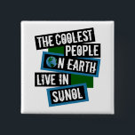 The Coolest People on Earth Live in Sunol 缶バッジ<br><div class="desc">This design features bold, layered text with the phrase "The Coolest People on Earth Live in Sunol" in a striking cool color palette. A globe graphic, integrated with coordinating blue and green blocks, symbolizes the city's global appeal. The design is suitable for showcasing local pride, as it boldly declares Sunol's...</div>