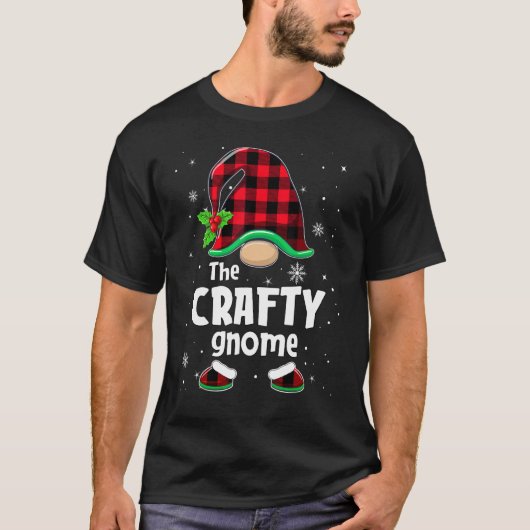 The Crafty Gnome Buffalo Plaid Christmas Matching  Tシャツ (正面)