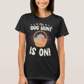 The Egg Hunt Is On Christian Easter Sunday Egg Pai Tシャツ (正面)