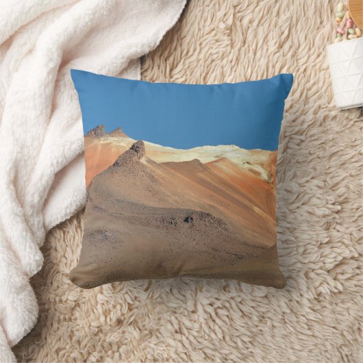 The Emerging Mountain of the Salt Deserts クッション (ブランケット)