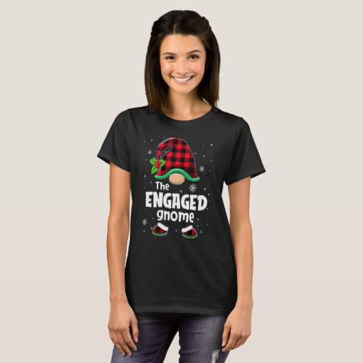 The Engaged Gnome Buffalo Plaid Christmas Matching Tシャツ (正面フル)