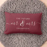 The Future Mr. Mrs. Script エレガント Burgundy Red ランバークッション<br><div class="desc">木炭祝ヴィンテージ書書レタリングで未来のミスター&ミセスの名前をフィーチャーするこのシックでロマンチックな装飾用クッションであなたの愛。さらに下の独自の背景色をカスタマイズ選択する。これは、ブライダルシャワー、婚約、またはバレンタインデーのための完璧な贈り物になる。ブルゴーニュの赤とアイボリーの色調は任意素晴らしの農家のスタイルホームの装飾で見える。</div>