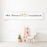 The Future Mrs Nameブラック・金ゴールド・スクリプト白 横断幕<br><div class="desc">ブライダルシャワー、バチェロレッテ、またはへんのためにこのタイポグラフィデザインは未来のミセスと姓を持っており、完全にカスタマイズ可能。あなたは簡単に文字をパーソナライズすることができ、またクリックは、フォントのスタイルと文字と白の背景色を変更することができますもしカスタマイズのまわりにもし、望むより多くのオプションを介してそう望む。また、文字を少し移動し、必要なアライメントを改善するために必要な名前は表示されたサンプルに長する。</div>