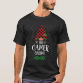 The Gamer gnome Christmas red green plaid pattern Tシャツ (正面)