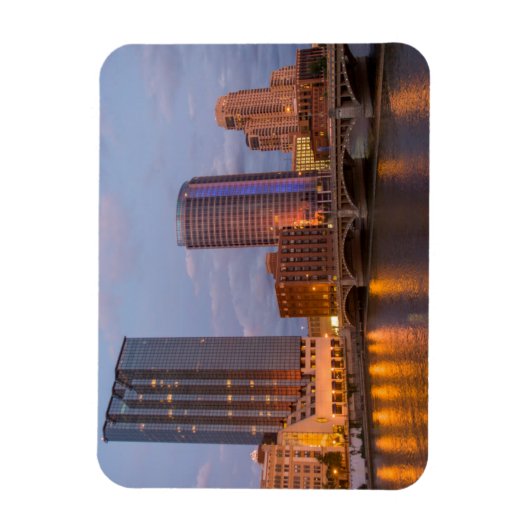 The Grand River 2の夕暮れのスカイライン マグネット (縦)