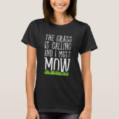 The Grass Is Calling And I Must Mow Lawn Mowing Tシャツ (正面)