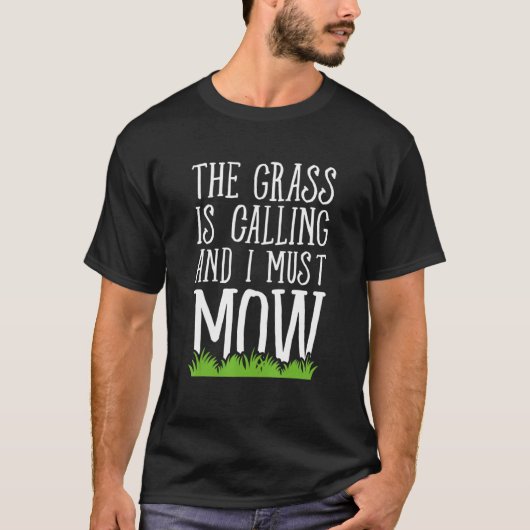 The Grass Is Calling And I Must Mow Lawn Mowing Tシャツ (正面)