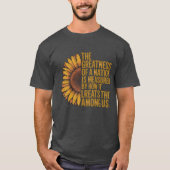 THE GREATNESS OF A NATION IS MEASURED BY HOW IT TR Tシャツ (正面)