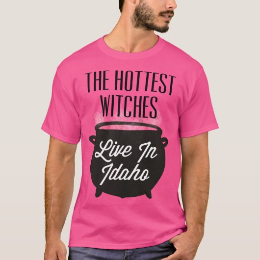 The Hottest Witches Live in Idaho Halloween Quote Tシャツ (正面)