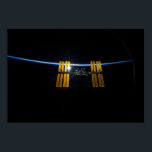 The International Space Station 2009 ポスター<br><div class="desc">Backdropped by the blackness of space and the thin line of Earth's atmosphere, the International Space Station is seen from Space Shuttle Discovery as the two spacecraft begin their relative separation. Earlier the STS-119 and Expedition 18 crews concluded 9 days, 20 hours and 10 minutes of cooperative work onboard the...</div>