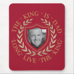 The King is Dad Photo Template ID181 マウスパッド<br><div class="desc">A photo template design for Father's Day, dad's birthday, or any day you want to make dad smile. "The King is Dad, Long Live the King" circles a laurel wreath and shield shape in gold on a red background. A template is provided to add your photo to this fun mousepad....</div>