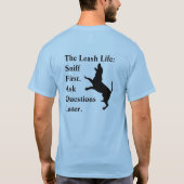 The Leash Life: Sniff First. Ask Questions Later. Tシャツ (裏面)