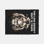 The Lion Doesn't Wait 18 Years Funny  フリースブランケット (正面(横))