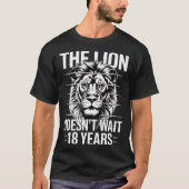 The Lion Doesn't Wait 18 Years Funny Meme Gen Z Al Tシャツ (正面)