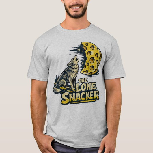 The Lone Snacker Funny Howling Fox Moon Graphic Tシャツ (正面)